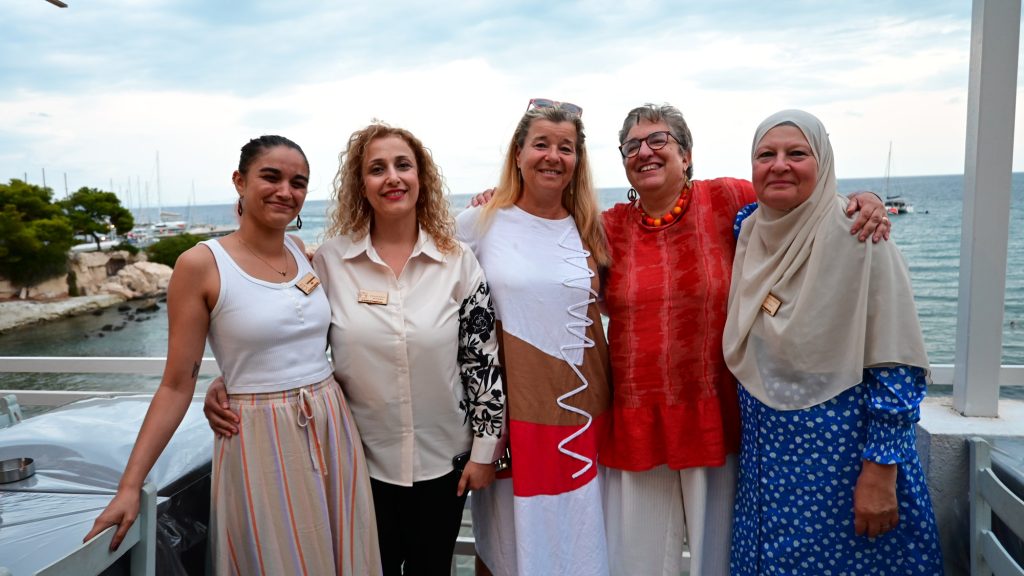 Five women in a row. ©Loïc Druenne